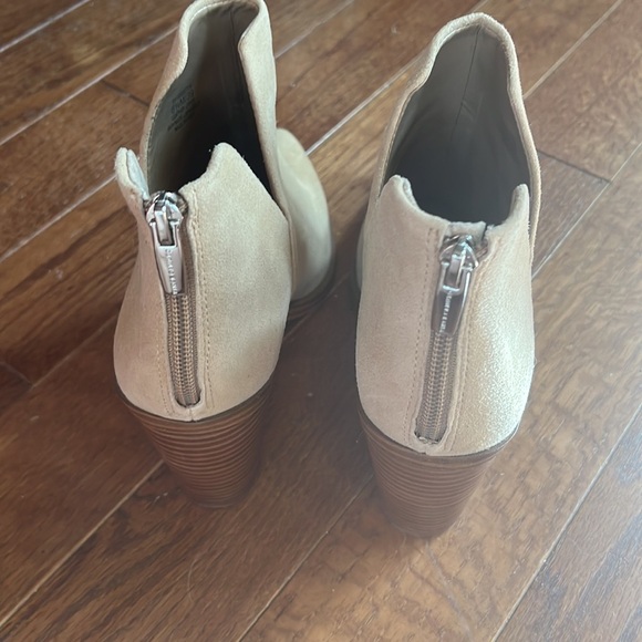 NWOT Vince Camuto Reggie Pointed-Toe Bootie in Tan with V-Shape Ankle Cut-Out - Picture 4 of 6